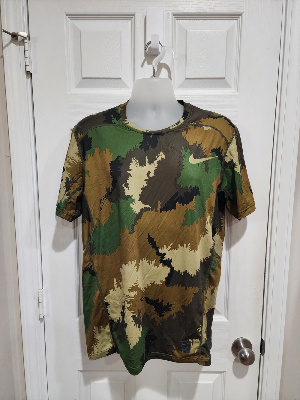 Nike Pro Men’s Large Fitted Hypercool Green & Brown Camo Short Sleeve T-Shirt